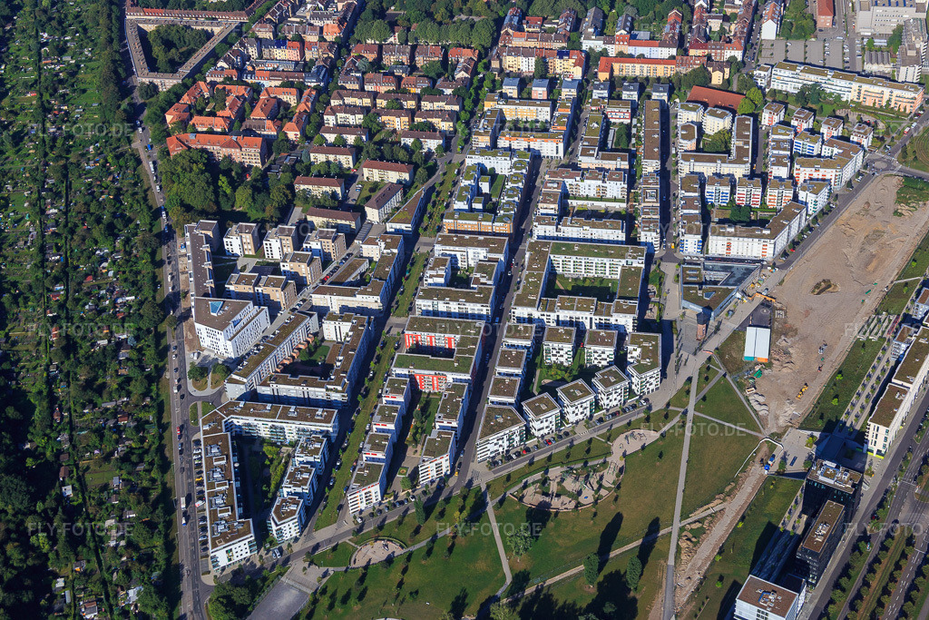 Luftbild: Wohnbebauhung um die Rahel-Straus-Straße zwischen Citypark und Stuttgarter Straße im Ortsteil Südstadt in Karlsruhe im Bundesland Baden-Württemberg in Deutschland. Foto: IMG_093034.jpg vom 13.08.2016 durch Werner Riehm/FLY-FOTO.de