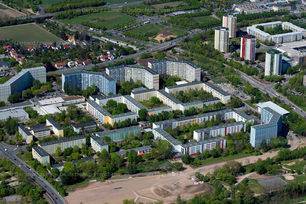 4026684 | ERFURT 07.05.2020 Hochhäuser im Wohngebiet einer industriell gefertigten Plattenbau- Siedlung an der Prager Straße im Ortsteil Berliner Platz in Erfurt im Bundesland Thüringen, Deutschland. // Skyscrapers in the residential area of industrially manufactured settlement on Prager Strasse in the district Berliner Platz in Erfurt in the state Thuringia, Germany. Foto: Gerhard Launer