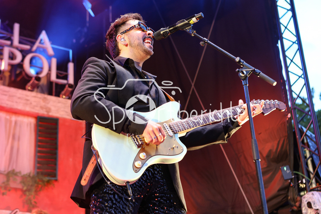 Noiesehausen | Die Band "Roy Bianco &amp; die Abbrunzati Boys" spielen beim Festival "Noisehausen" in Schrobenhausen / Im Bild Gitarrist "Die Abbrunzati Boys"