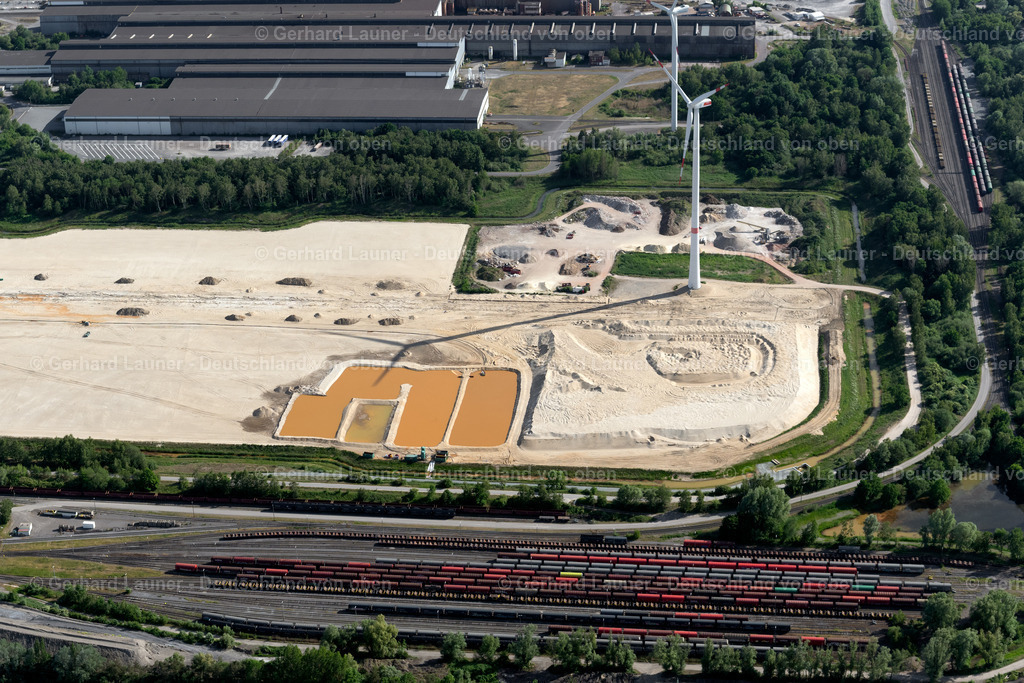 4030170 | BREMEN 01.06.2020 Baustelle mit Erschließungs - und Erdaufschüttungs- Arbeiten an der Wilhelm-Maybach-Straße im Ortsteil Industriehäfen in Bremen, Deutschland. Weiterführende Informationen bei: Stadt Bremen. // Construction site with development works and embankments works on Wilhelm-Maybach-Strasse in the district Industriehaefen in Bremen, Germany. Further information at: Stadt Bremen. Foto: Gerhard Launer