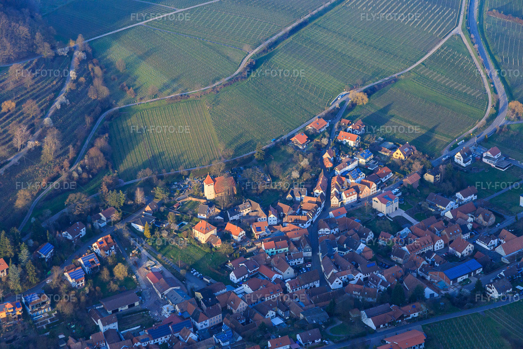 Luftbild: Martinskirche an der Sonnenbergstr in Leinsweiler im Bundesland Rheinland-Pfalz in Deutschland. Foto: IMG_086828.jpg vom 26.03.2016 durch Werner Riehm/FLY-FOTO.de