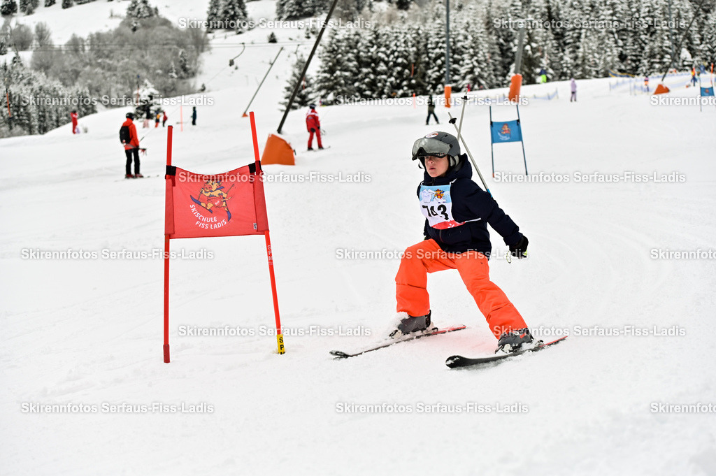 SRF_20.02.2026_0887 | Skirennfotos,Serfaus,Fiss,Ladis,Kinderskirennen,Winter,Tirol,Oberland,skirace,SFL,feelfree,weil wir's genießen,ski,Ski,skifahren,Sonnenplateau, - Realisiert mit Pictrs.com