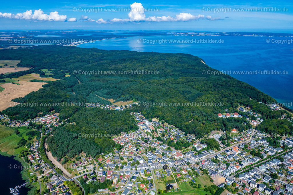 Sellin_Rügen_ELS_7937100822 | OSTSEEBAD SELLIN 10.08.2022 Stadtansicht am Meeres-Küstenbereich der Ostsee in Ostseebad Sellin auf der Insel Rügen im Bundesland Mecklenburg-Vorpommern, Deutschland. Weiterführende Informationen bei: Kurverwaltung Ostseebad Sellin. // City view on sea coastline of Baltic Sea in Ostseebad Sellin on the island of Ruegen in the state Mecklenburg - Western Pomerania, Germany. Further information at: Kurverwaltung Ostseebad Sellin. Foto: Martin Elsen