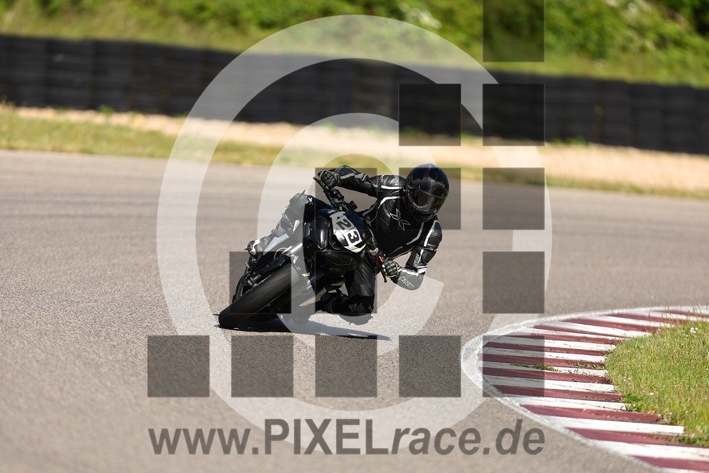 0023-20260423_00759 | Schöne Erinnerungen an spannende Momente - das festzuhalten ist unser Job. PIXELrace.de ist seit 2003 auf den Rennstrecken Europas unterwegs um die Action draußen beim Fahren und die wunderbare Stimmung imm Fahrerlager für euch einzufangen.