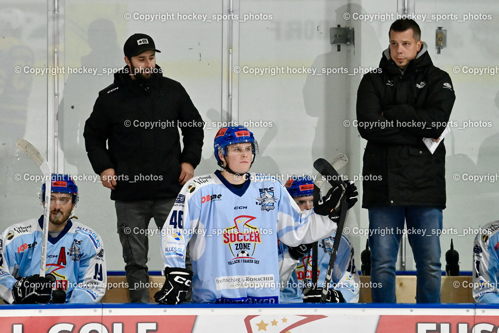 ESC Steindorf vs. EHC Althofen 4.11.2023 | Spielerbank ESC Steindorf, #19 Friedrich Lukas, Assistentcoach ESC Steindorf Daniel Gasser, #46 Maurer Julian, Headcoach ESC Steindorf MAYER Michael