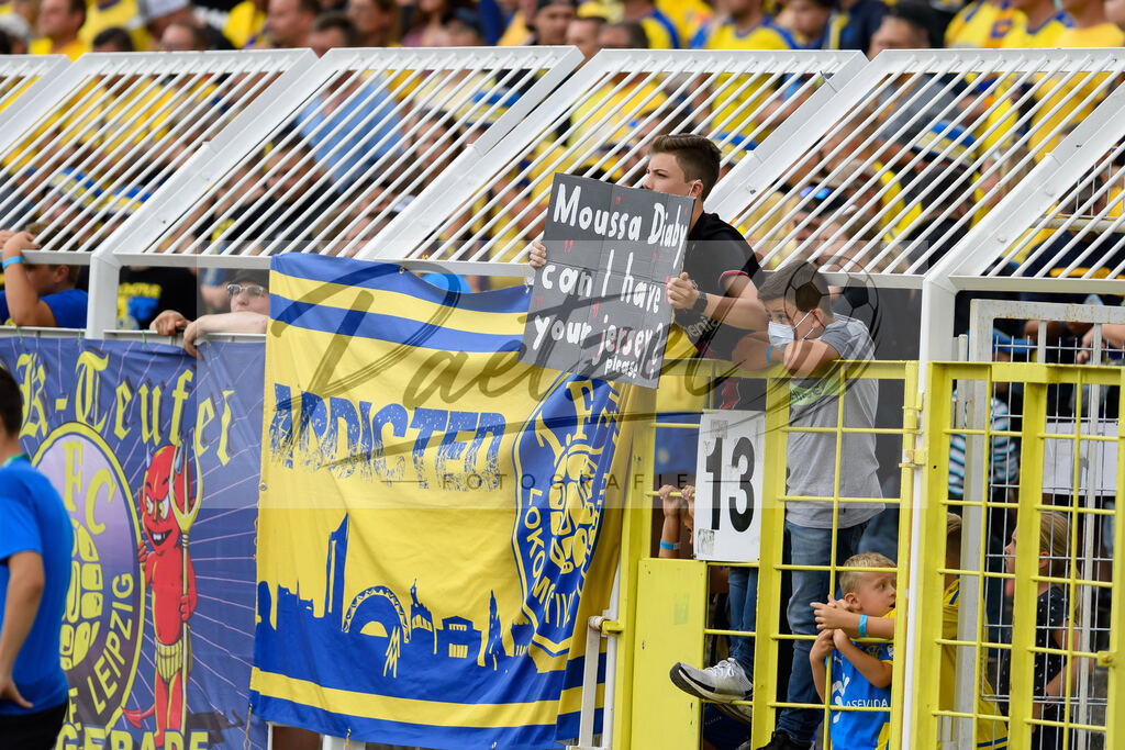 LLELEV20210807_031 | Fussball, Herren: . Fans vom 1. FC Lokomotive Leipzig mit einem Plakat beim Spiel der 1. Runde im DFB-Pokal zwischen 1. FC Lokomotive Leipzig und Bayer 04 Leverkusen im Bruno-Plache-Stadion am 07.08.2021 in Leipzig, Deutschland.DFB / DFL REGULATIONS PROHIBIT ANY USE OF PHOTOGRAPHS AS IMAGE SEQUENCES AND/OR QUASI-VIDEO. - Realisiert mit Pictrs.com
