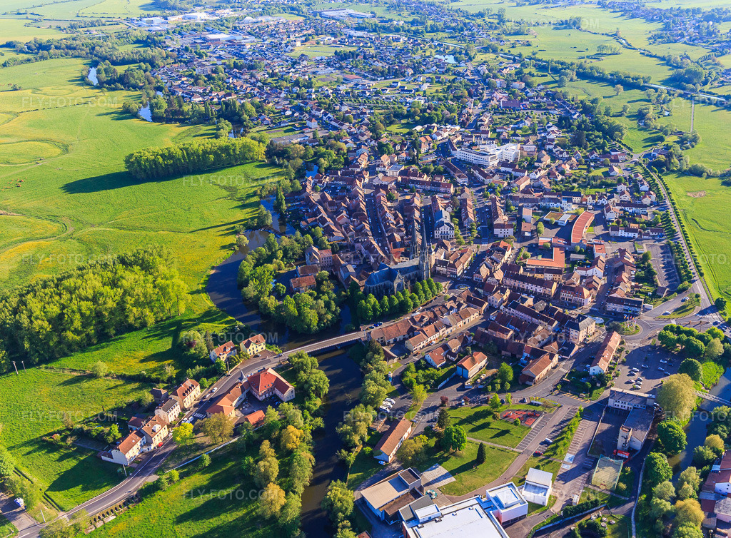 Aerial view: Overview of locations from the north in Sarralbe in the state Moselle, France. – Photo: IMG_146117.jpg taken on 05/01/2025 by Werner Riehm/FLY-FOTO.com – Resolution of the original: 4819 x 3546 px