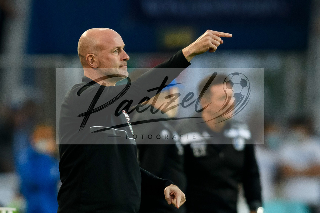 FCMFCK20210904_237 | Fussball, Herren: Trainer Marco Antwerpen (1. FC Kaiserslautern) gestikuliert beim Spiel der 3. Liga zwischen 1. FC Magdeburg und 1. FC Kaiserslautern in der MDCC-Arena am 04.09.2021 in Magdeburg, Deutschland.DFB / DFL REGULATIONS PROHIBIT ANY USE OF PHOTOGRAPHS AS IMAGE SEQUENCES AND/OR QUASI-VIDEO. - Realisiert mit Pictrs.com