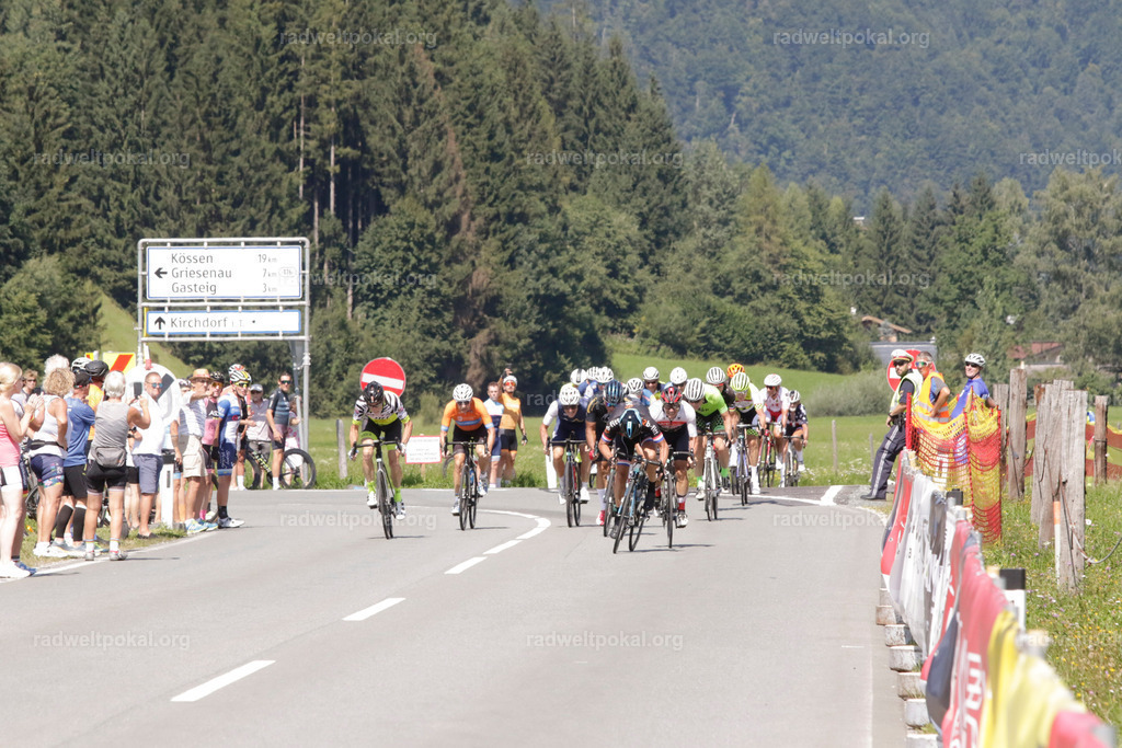 896_20230817_Bewerb_Maenner_Muehlanger | AUT - OESTERREICH, 2023-08-16: SPORT RENNRAD-FAHREN - 55. INTERNATIONALER RADWELTPOKAL IN ST. JOHANN IN TIROL  - Vintage-Radrennen mit WM-Bronze-Medaillen-Siegerin Christina Schweinberger, den Teilnehmer und Alexander Baumann (vom Orginastions-Team) - TAG 2 BEWERB MAENNER IN SECHS GRUPPEN  ; Foto: Roland Muehlanger