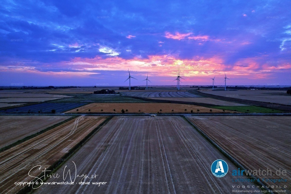 Windpark - Simonsberg | Entdecken Sie atemberaubende Luftbilder und Fotografien auf airwatch.de - Tauchen Sie ein in eine Welt voller faszinierender Aufnahmen aus der Vogelperspektive.