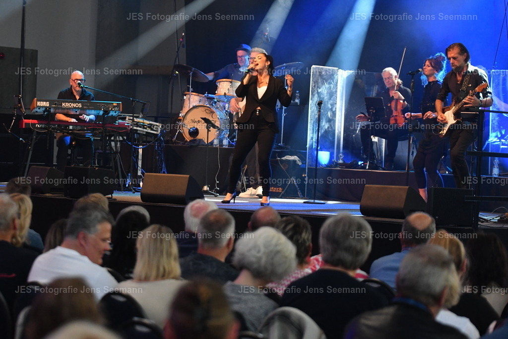 2026_Deborah Lee und the news_One Moment time Whitney Houston__0480 | Fotograf Jens Seemann - Realisiert mit Pictrs.com
