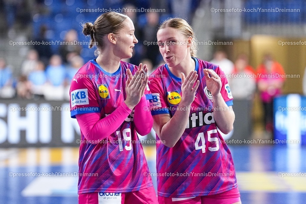 xydrx21092501057 | 21.09.2025, xydrx, Handball, Frauen Länderspiel, Deutschland - Niederlande, YAILA Arena: Nieke Kuehne (GER #19) und Jolina Huhnstock (GER #45) jubeln, freuen sich über den Sieg