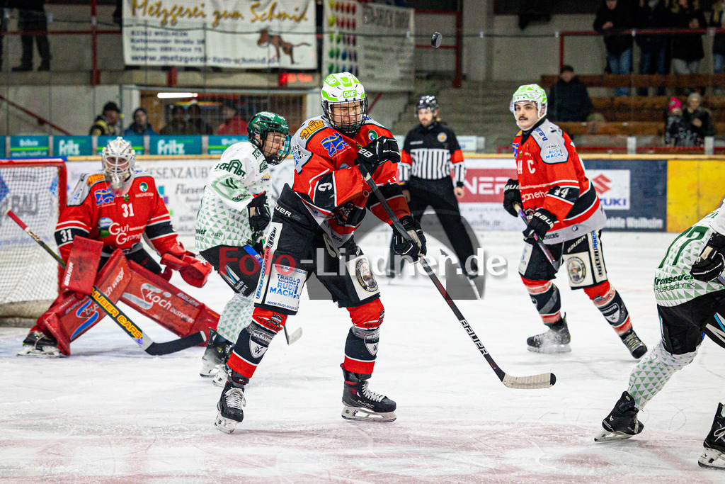 TSV Peißenberg MINERS gegen TSV Erding GLADIATORS | Eishockey Bayernliga Herren Vorrunde 2024/25, TSV Peißenberg MINERS gegen TSV Erding GLADIATORS, 20250119,Anton ENGEL (MINERS 9) Schuss abgeblockt,2025-01-19 in Peißenberg (Eisstadion Peißenberg)Anton ENGEL (MINERS 9)Copyright: WolfgangxLindner foto-lindner.de