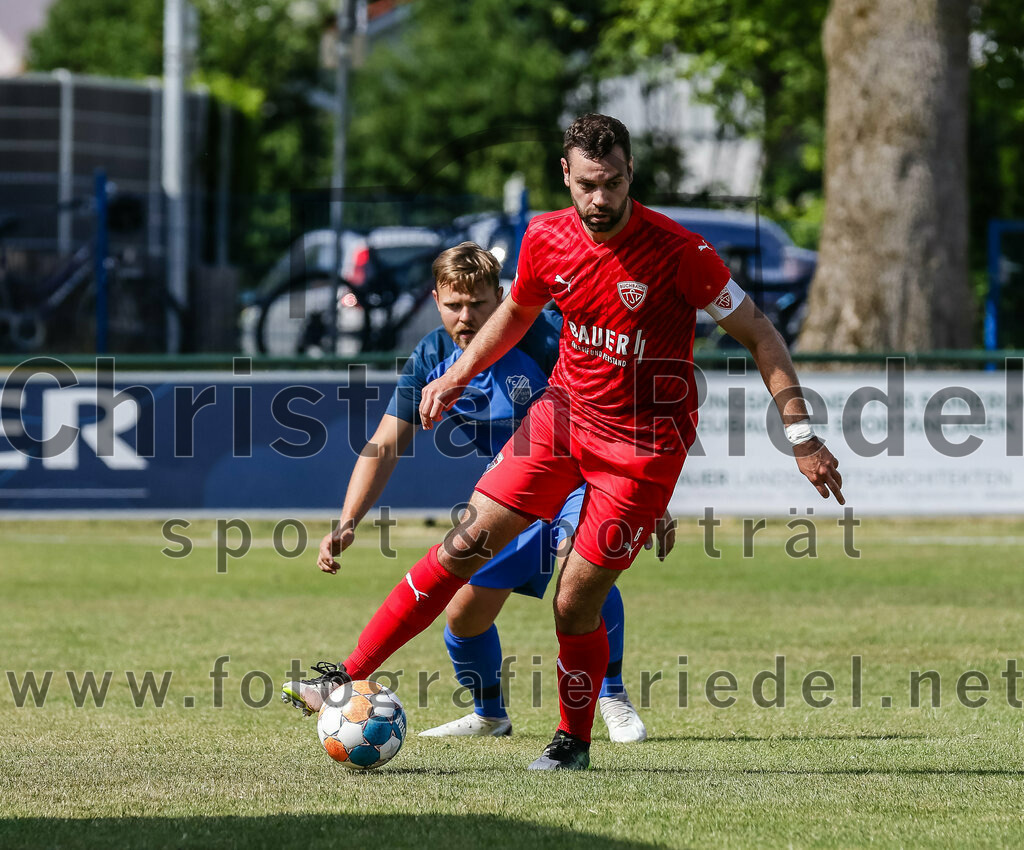 2023-07-08_077_FC_Langengeisling_gegen_TSV_Buchbach | Erding, Deutschland, 08.07.2023:
Fußball, Bezirksliga Oberbayern Ost 2023 / 2024, Testspiel, FC Langengeisling gegen TSV Buchbach, Endergebnis: 0:6

Hannes Dornauer (FC Langengeisling, #33), Philipp Walter (TSV Buchbach, #6)

Foto: Christian Riedel / fotografie-riedel.net
