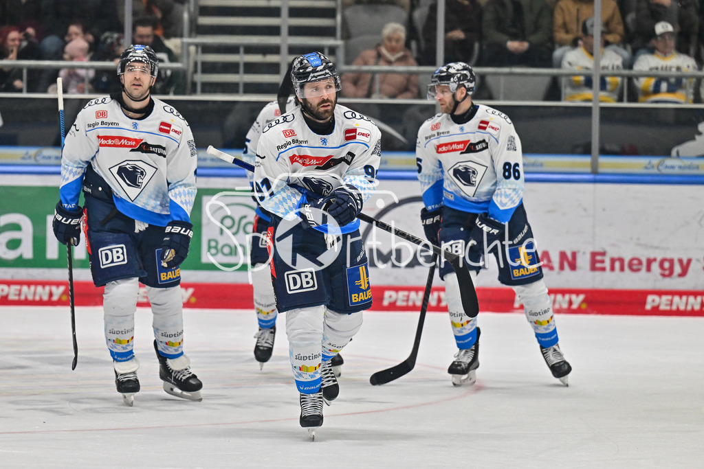 Augsburger Panther - ERC Ingolstadt | Jubel der Gaeste nach dem Treffer zum 1-2 druch Riley SHEEN (ERC Ingolstadt #91) / Freude / Happy / Tor / Torschuetze / DEL: Augsburger Panther - ERC Ingolstadt, Curt Frenzel Stadion am 26.01.2025