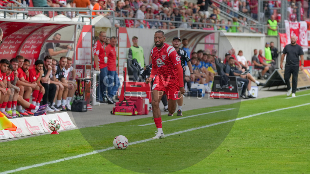 Fußball, Herren, Saison 2025/2026, Regionalliga Nordost, 5. Spieltag, Hallescher FC vs. FSV 63 Luckenwalde, Dienstag 26.08.2025, Leuna-Chemie-Stadion Halle, | Fußball, Herren, Saison 2025/2026, Regionalliga Nordost, 5. Spieltag, Hallescher FC vs. FSV 63 Luckenwalde, Dienstag 26.08.2025, Leuna-Chemie-Stadion Halle, Im Bild: Cyrill Akono (Halle) - Realisiert mit Pictrs.com
