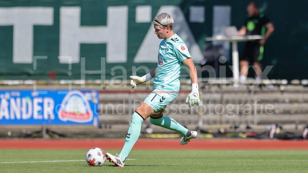 Fussball, Testspiel Frauen, SV Werder Bremen - VfL Wolfsburg | Vanessa Fischer (Torhüterin, Torwart, SV Werder Bremen, 1) am Ball, Freisteller, Einzelbild, Ganzkörper, Aktion, Action, Spielszene