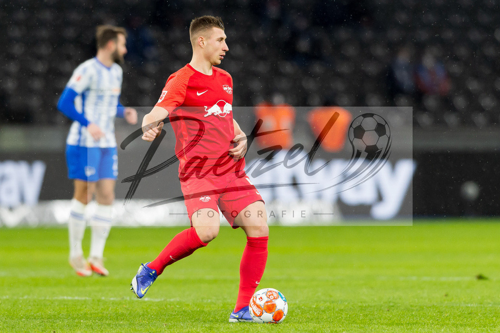 BSCRBL20220220_132 | Fussball, Herren: Willi Orban (RB Leipzig) in Aktion, am Ball, Einzelaktion bei dem Spiel der 1. Bundesliga zwischen Hertha BSC und RB Leipzig im Olypiastadion am 20.02.2022 in Berlin, Deutschland.DFB / DFL REGULATIONS PROHIBIT ANY USE OF PHOTOGRAPHS AS IMAGE SEQUENCES AND/OR QUASI-VIDEO. - Realisiert mit Pictrs.com