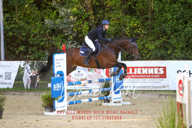 DKP42829 | Deine Turnierfotos vom Reitturnier online kaufen: Dressur, Springen & Siegerehrung. Professionelle Pferdefotografie aus dem Rheinland – als Download & Print.Alternative: Turnierfotograf für den Pferdesport: Finde deine Fotos von Dressur- und Springturnier