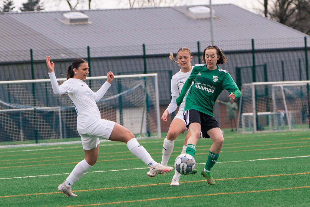 Fußball I Frauen I Saison 2025-2026 I Landesliga Weser-Ems I 13. Spieltag I BW Lohne - SV Olympia Uelsen I 9164 | jns.sportfotos - Realisiert mit Pictrs.com