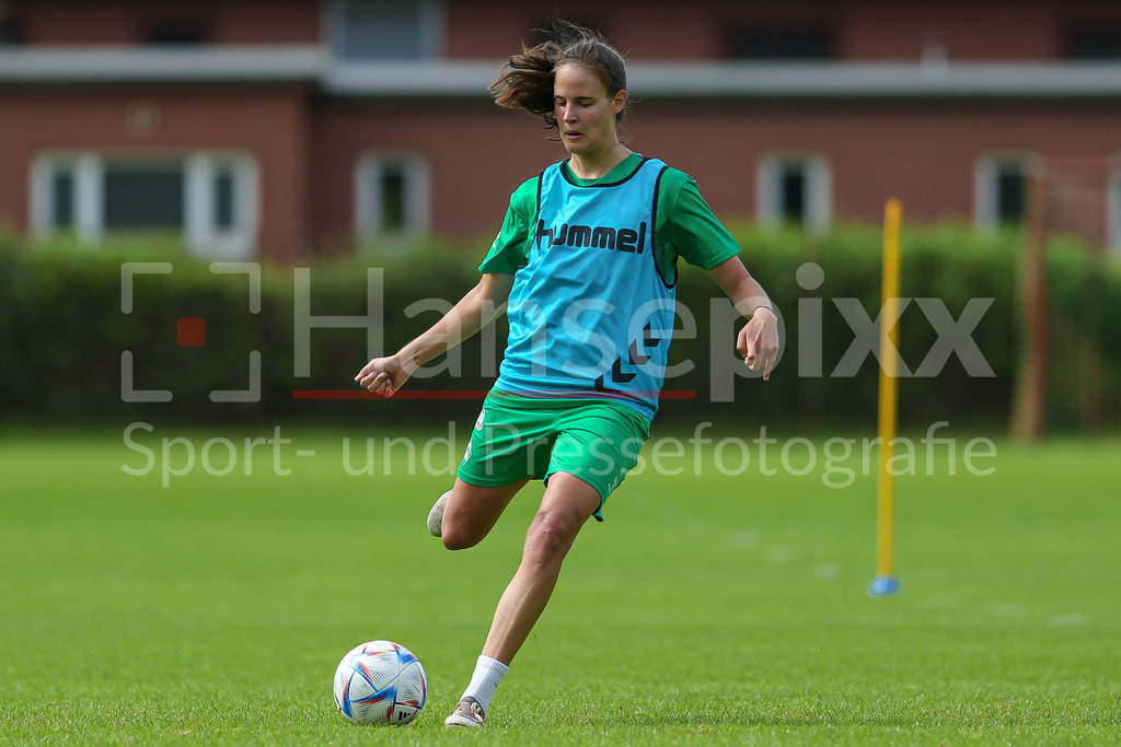 Fussball, Google Pixel Frauen-Bundesliga, Training SV Werder Bremen | v.li.: Hanna Nemeth (SV Werder Bremen, 23) Freisteller, Einzelbild, Ganzkörper, Aktion, Action, Spielszene