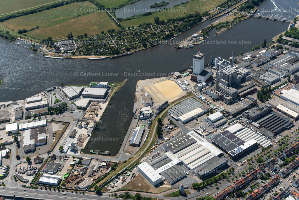 4029488 | BREMEN 01.06.2020 Kaianlagen und Schiffs- Anlegestellen am Hafenbecken des Binnenhafen am Ufer der Weser im Ortsteil Hemelingen in Bremen, Deutschland. Weiterführende Informationen bei: bremenports GmbH &amp; Co. KG. // Quays and boat moorings at the port of the inland port on shore of Weser in the district Hemelingen in Bremen, Germany. Further information at: bremenports GmbH &amp; Co. KG. Foto: Gerhard Launer