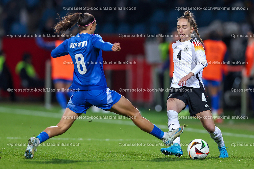 DFB0212240114202200 | 02.12.2024, Fußball Länderspiel Frauen, Deutschland - Italien, Vonovia-Ruhrstadion Bochum, Saison 2024 2025: Agnese Bonfantini (ITA #8) im Zweikampf gegen Sophia Kleinherne (GER #4) DFB regulations prohibit any use of photographs as image sequences and or quasi-video.