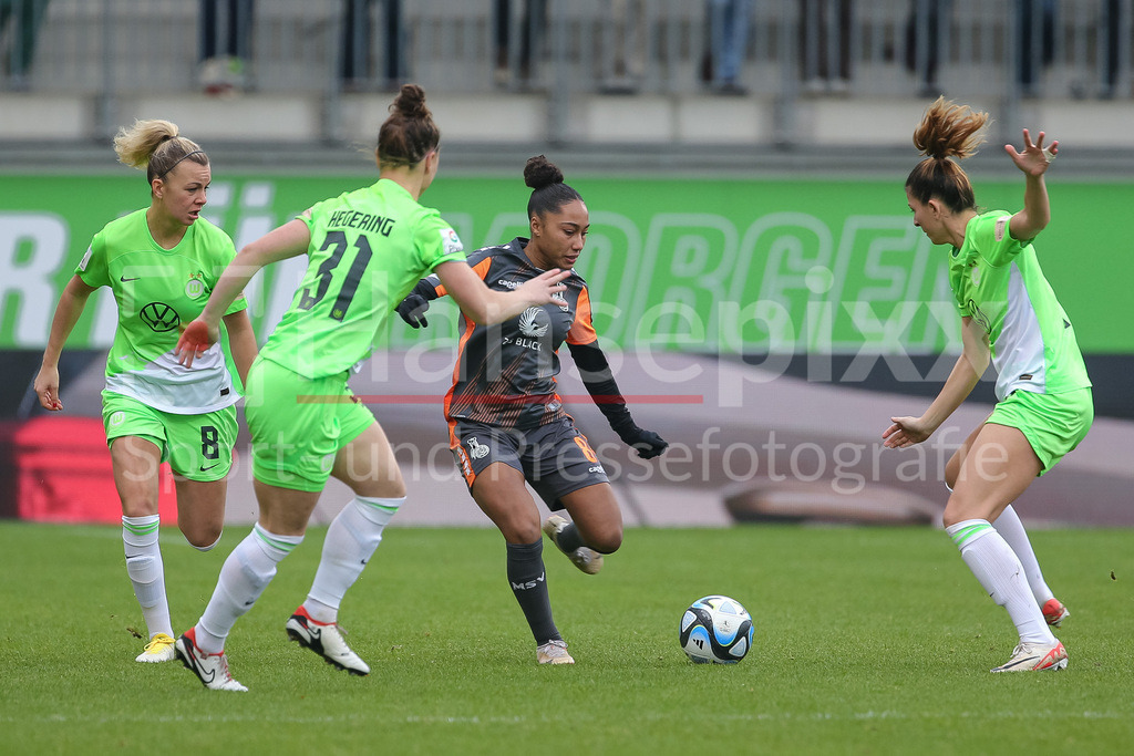 Fussball, Google Pixel Frauen-Bundesliga, VfL Wolfsburg - MSV Duisburg | v.li.: Lena Lattwein (VfL Wolfsburg, 8), Marina Hegering (VfL Wolfsburg, 31), Vanessa Fürst (MSV Duisburg, 8) und Chantal Hagel (VfL Wolfsburg, 7) im Zweikampf, Duell, Dynamik, Aktion, Action, Spielszene, DIE DFB-RICHTLINIEN UNTERSAGEN JEGLICHE NUTZUNG VON FOTOS ALS SEQUENZBILDER UND/ODER VIDEOÄHNLICHE FOTOSTRECKEN. DFB REGULATIONS PROHIBIT ANY USE OF PHOTOGRAPHS AS IMAGE SEQUENCES AND/OR QUASI-VIDEO.