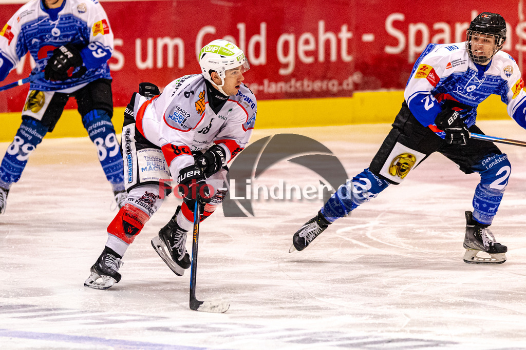 HC Landsberg Riverkings vs TSV Peißenberg Miners | Eishockey Bayernliga 2023/2024, HC Landsberg Riverkings vs TSV Peißenberg Miners, 20231217,
Zackary BROSS (Miners 88) im Angriff,
2023-12-17 in Landsberg (Eisstadion)
88 Zackary BROSS (Miners 88), 24 Stephan SAILER (HCL 24)
Copyright: WolfgangxLindner foto-lindner.de