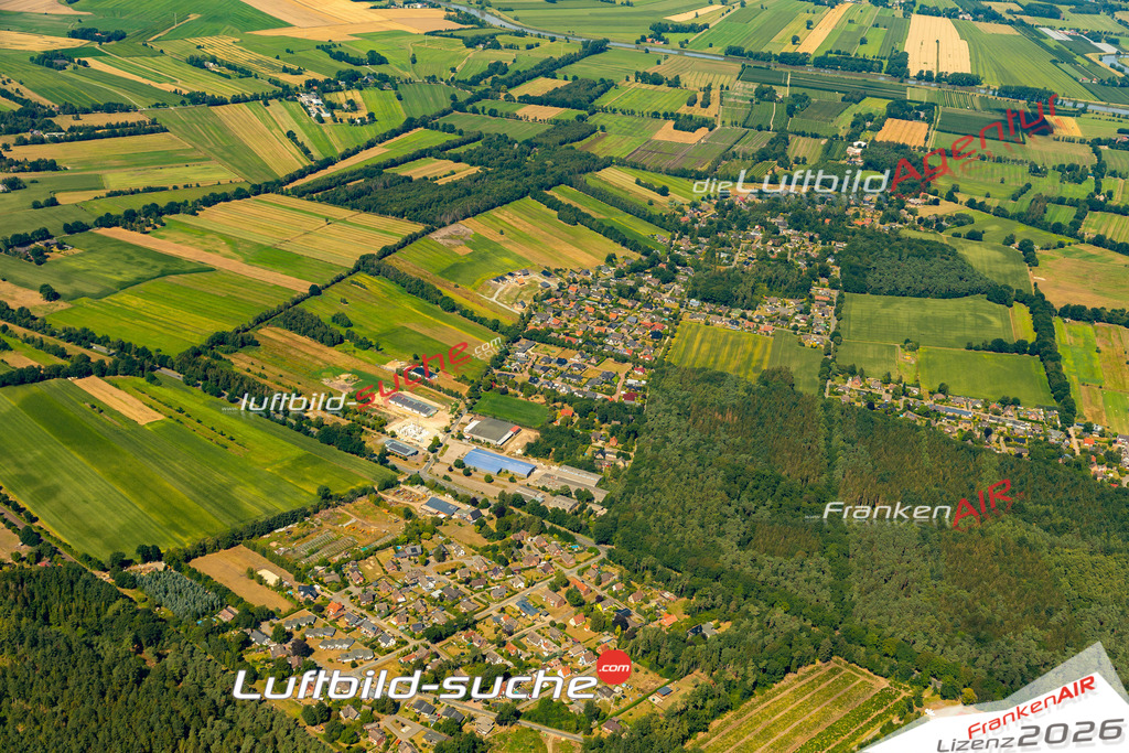 Aktuelles Luftbild von Am Löhberg Hechthausen - Die Luftaufnahme wurde 2022 mittels UL-Flugzeug erstellt ( keine Drohne ) - hochauflösende Kamera-Systeme von  Canon -Beste Qualität - Für grossformatige Ausdrucke geeignet. Die Geschenkidee !