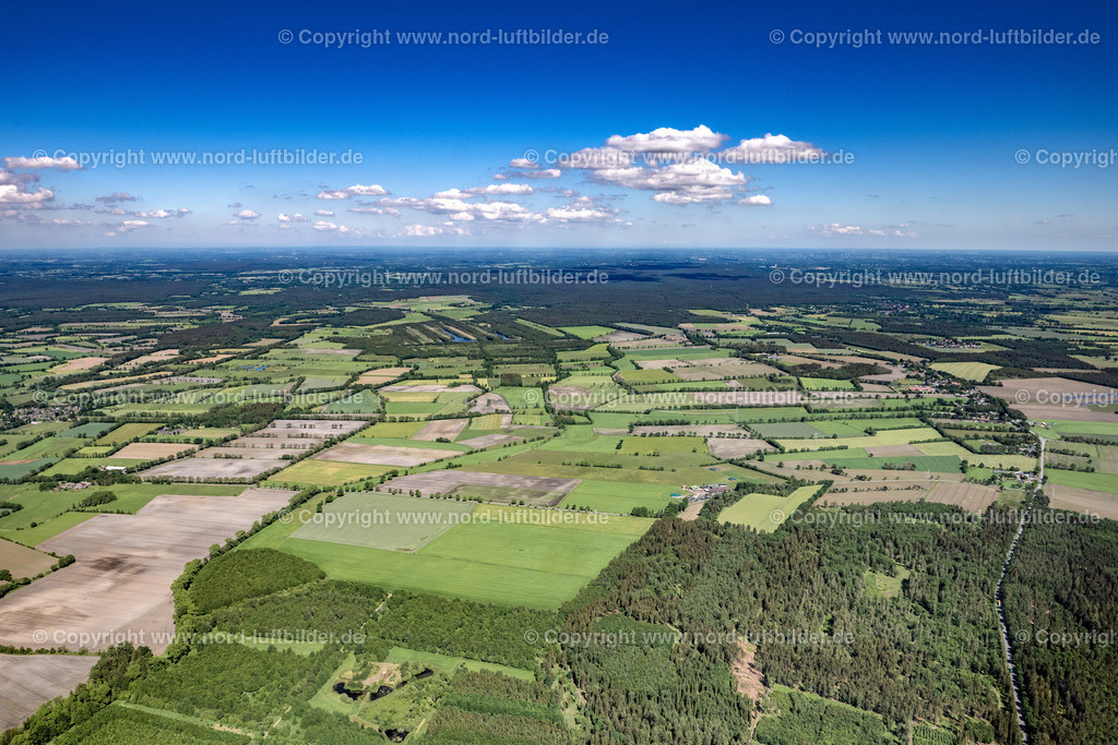 Hasenmoor_ELS_7810030622 | HASENMOOR 03.06.2022 Ortsansicht der Straßen und Häuser der Wohngebiete in Hasenmoor im Bundesland Schleswig-Holstein, Deutschland. // Town View of the streets and houses of the residential areas in Hasenmoor in the state Schleswig-Holstein, Germany. Foto: Martin Elsen