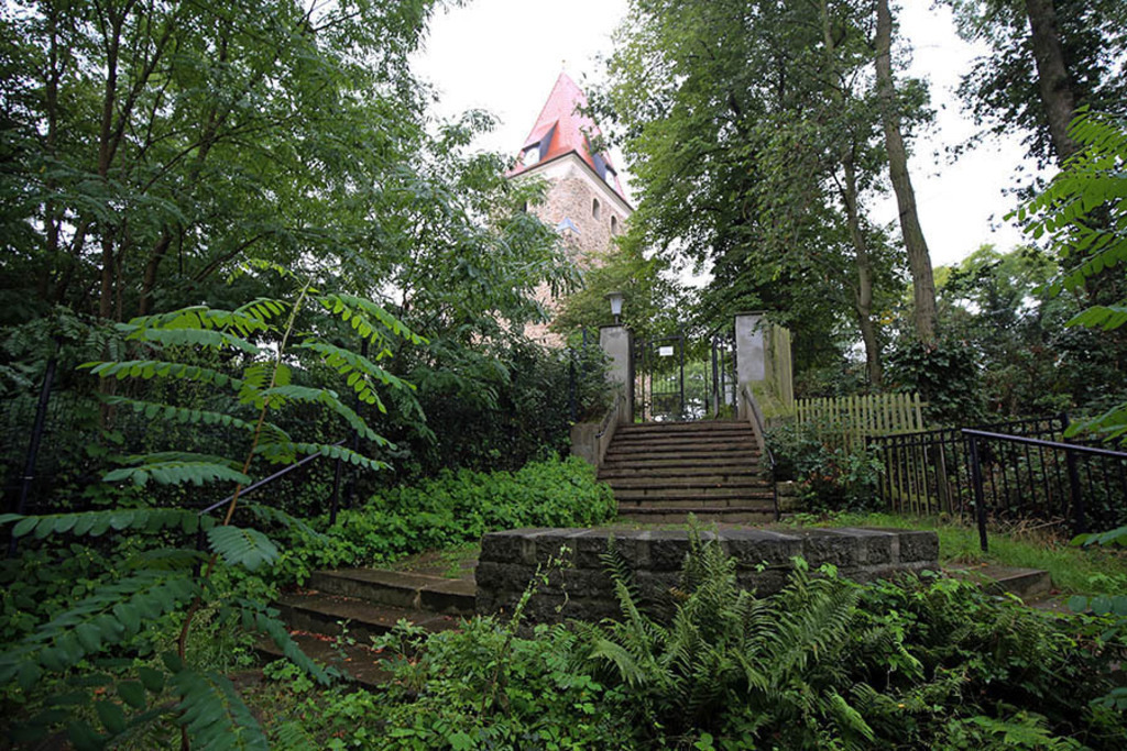 Foto: Leipzig - Kirche Hohen Thekla | Das Team hinter BILDLEXIKON LEIPZIG bündelt historische wie aktuelle Informationen über die Stadt Leipzig in Text und Bild auf einer Plattform und stellt diese der interessierten Öffentlichkeit zur Verfügung.