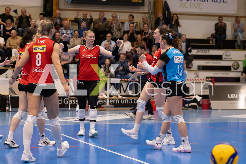 Volleyball I Frauen I Saison 2025-2026 I Volleyball NLA | Women I 1/2 Finals I  VC Kanti Schaffhausen - Sm'Aesch Pfeffingen I 07.03.2026 | VC Kanti Schaffhausen Spielerinnenkreis - Realisiert mit Pictrs.com