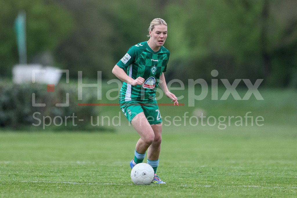 Fussball, Testspiel Frauen, ATS Buntentor - SV Werder Bremen | v.li.: Juliane Wirtz (SV Werder Bremen, 28) am Ball, Freisteller, Einzelbild, Ganzkörper, Aktion, Action, Spielszene