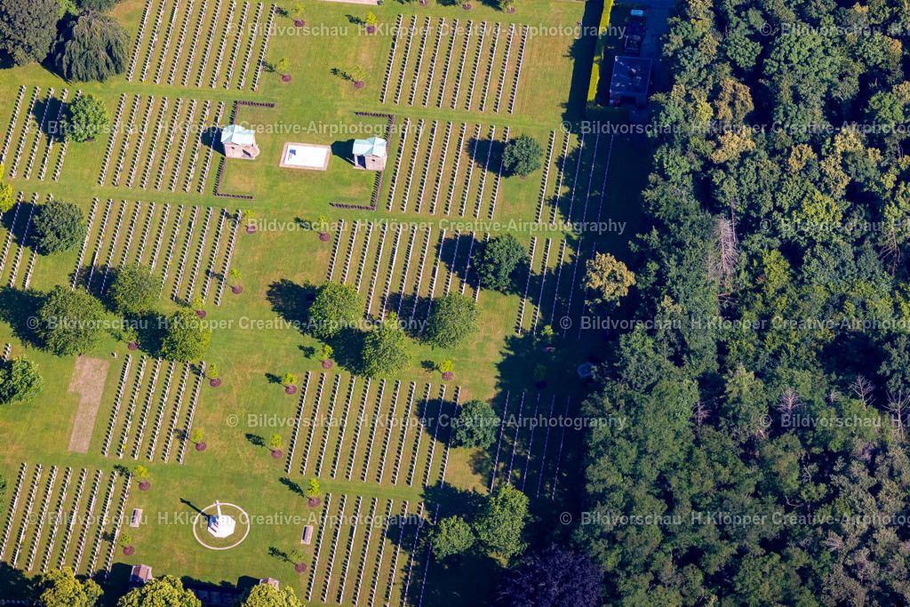 Luftbild Kamp-Lintfort-4777 | Luftbildfotografie Grabreihen auf dem Gelände des Friedhofes " Britischer Ehrenfriedhof " mit dem Denkmal " Rheinberg War Cemetery " an der Straße Am Englischen Friedhof im Ortsteil Niersenbruch in Kamp-Lintfort im Ruhrgebiet im Bundesland Nordrhein-Westfalen, Deutschland - Realisiert mit Pictrs.com