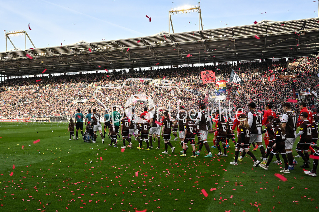 FC St. Pauli - FC Bayern München | ST. PAULI, DEUTSCHLAND - 11. APRIL: im Bild der Einlauf der beiden Mannschaften vor dem Bundesligamatch zwischen dem FC St. Pauli und dem FC Bayern München am 29. Spieltag im Millerntor Stadion / DFL REGULATIONS PROHIBIT ANY USE OF PHOTOGRAPHS AS IMAGE SEQUENCES AND/OR QUASI-VIDEO