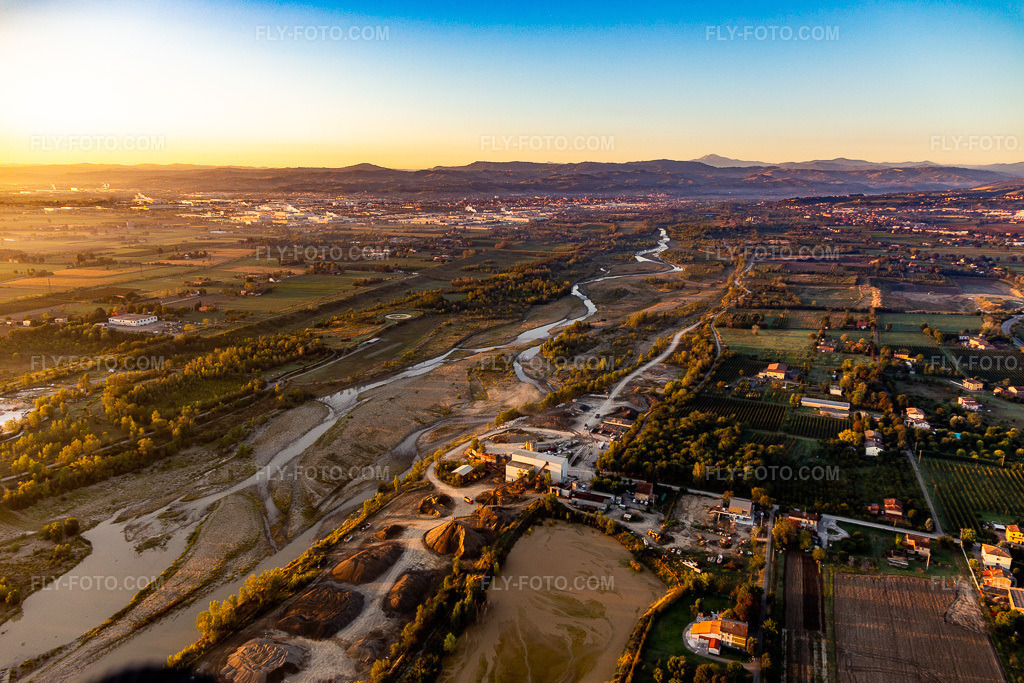 Aerial view: Sunrise over the Secchia River near Casalgrande Emiliana Conglomerati in the district Salvaterra in Casalgrande in the state Reggio Emilia, Italy.Photo: IMG_134773.jpg taken on 09/20/2022 by Werner Riehm/FLY-FOTO.comResolution of the original: 5472 x 3648 pxEmiliana Conglomerati