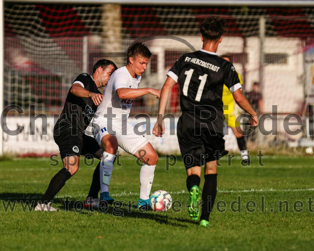 2023-07-18_086_FC_Herzogstadt_gegen_FC_Eitting | Erding, Deutschland, 18.07.2023:
Fußball, TOTO Pokal 2023 / 2024, 1. Spieltag, FC Herzogstadt gegen FC Eitting, Endergebnis: 2:4 n.E.

Christoph Greckl (FC Herzogstadt, #5), Lukas Treffler (FC Eitting, #11), Emil Schwarz (FC Herzogstadt, #11)

Foto: Christian Riedel / fotografie-riedel.net