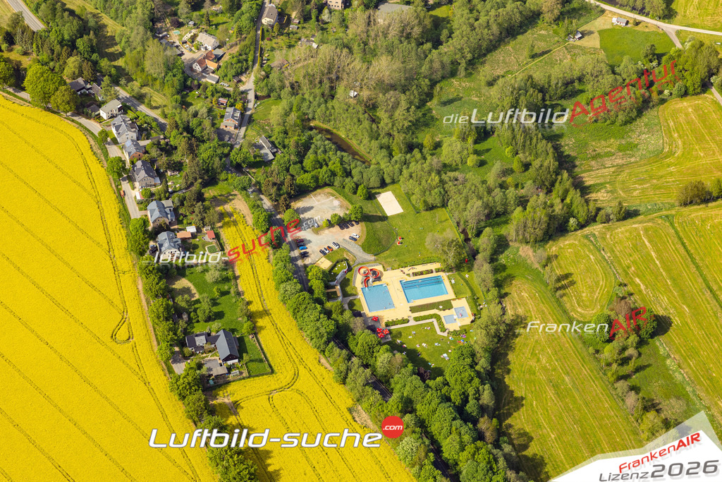 Das Luftbild der Stadt Treuen wurde 2022 vom Flugzeug heraus erstellt (keine Drohnen-Aufnahmen) Aufnahmehöhe ca.450 Meter- hohe Bildauflösung und Druck-Qualität. Garantiert!