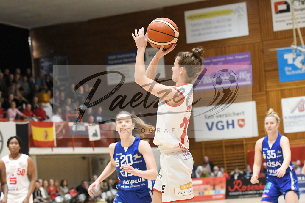 20200126_PANHAL_0028 | Basketball, Frauen: Jenny Strozyk (GiroLive-Panthers Osnabrück) in Aktion, am Ball, Einzelaktion beim Spiel der Toyota DBBL zwischen GiroLive-Panthers Osnabrück vs. GISA LIONS SV Halle am 26.01.2020 im Panthers Dome in Osnabrück, Deutschland.(Foto von Nico Paetzel) - Realisiert mit Pictrs.com