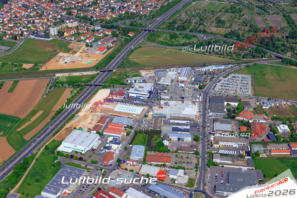 Die Luftbildaufnahme Hafen - Hallstadt wurde 2018 mittels Flugzeug (keine Drohne) erstellt. Perfekte Schärfe und Druck- Auflösung- Garantiert!