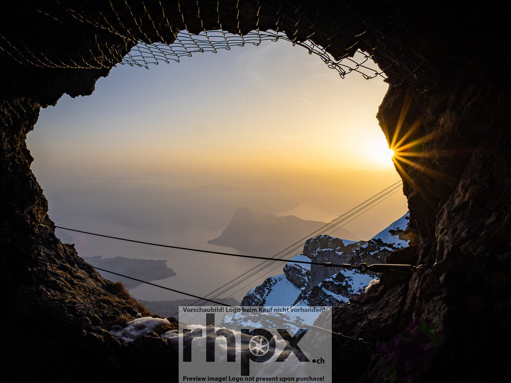 Sonnenaufgang am Pilatus | Stimmungsvolle Fotokunst aus Luzern. Erlebe den Pilatus, den See und die Stadt Luzern in exklusiven Aufnahmen in der Fotogalerie & Shop. - Realisiert mit Pictrs.com