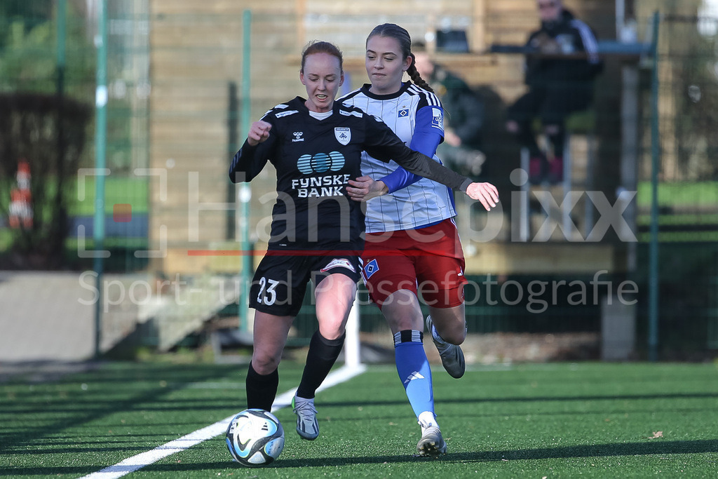 Fussball, Testspiel Frauen, Hamburger SV - Kolding IF | v.li.: Sofie Lybaek (Kolding IF, 23) und Dana Marquardt (Hamburger SV, 16) im Zweikampf, Duell, Dynamik, Aktion, Action, Spielszene