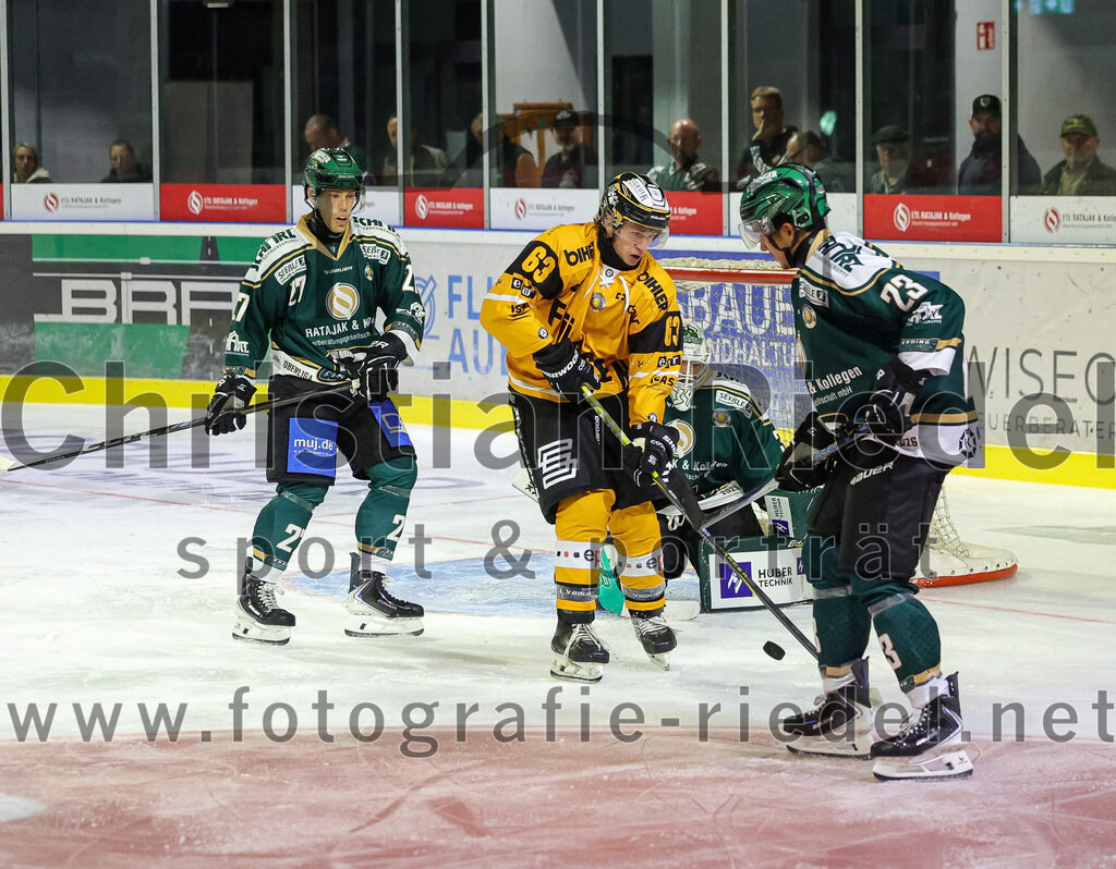 2025-08-22_134_TSV_Erding_gegen_EV_Fuessen | Erding, Deutschland, 22.08.2025:Eishockey, Oberliga Süd 2025 / 2026, Testspiel, TSV Erding gegen EV Füssen, Endergebnis: 1:4Mark Waldhausen (Erding Gladiators, #27), Ruslan Tuchyn (EV Füssen, #63), Torwart Leon Meder (Erding Gladiators, #39), Lukas Gaus (Erding Gladiators, #23)Foto: Christian Riedel / fotografie-riedel.net