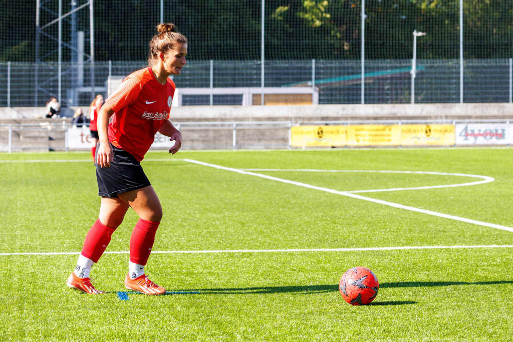 FCHHÜT_251003_3637 | 1.FC Heidenheim 1846 II vs. TSV Hüttlingen, Fußball, Frauen, Bezirkspokal, 2025/2026, 1.Runde, 03.10.2025 in Mergelstetten, Sportplatz 2(Foto: Michael Bulling) - Realisiert mit Pictrs.com