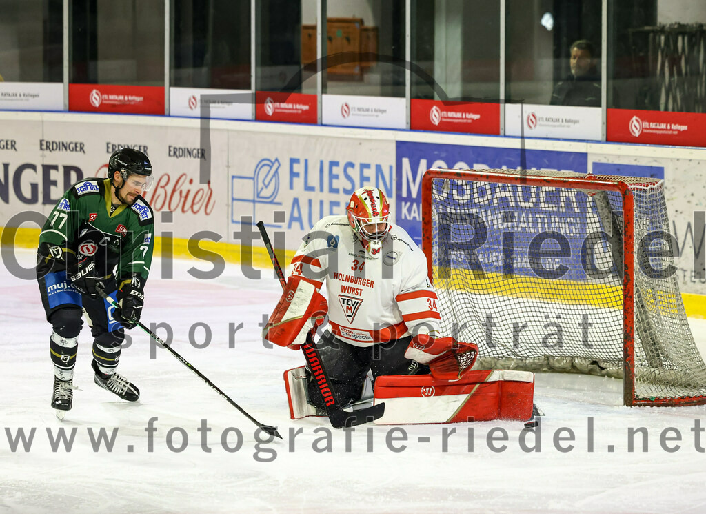 2022-11-13_091_TSV_Erding_gegen_TEV_Miesbach | Erding, Deutschland, 13.11.2022:
Eishockey, Bayernliga 2022 / 2023, 13. Spieltag, TSV Erding gegen TEV Miesbach, Endergebnis: 

Philipp Michl (Erding Gladiators, #77), Timon Ewert (TEV Miesbach, #34)

Foto: Christian Riedel / fotografie-riedel.net