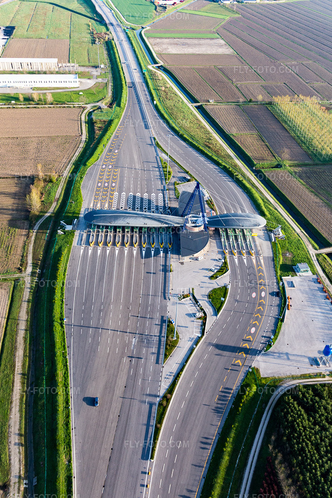 Aerial view: A4 motorway toll station and payment point (Punto Blu) in Ronchis in the state Udine, Italy.Photo: IMG_105679.jpg taken on 04/08/2018 by Werner Riehm/FLY-FOTO.comResolution of the original: 3111 x 4667 px