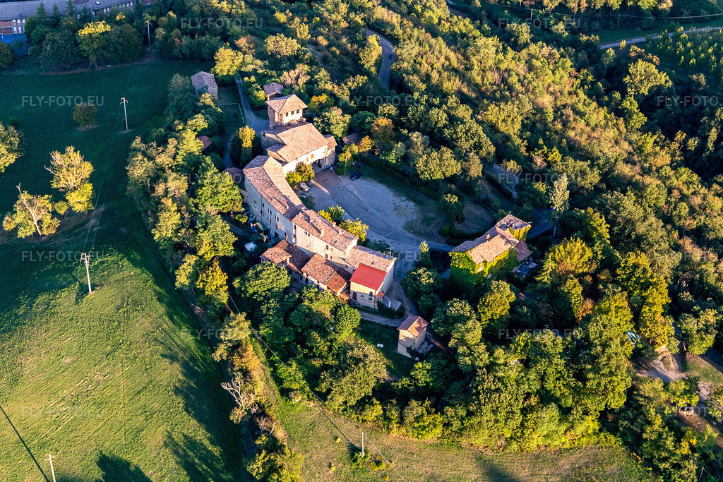 Vue aérienne: Castello di Casalgrande à Casalgrande dans le département Reggio Emilia, Italie. Photo: IMG_134680.jpg prise le 19/09/2022 par Werner Riehm/FLY-FOTO.eu – Résolution de l'original: 4654 x 3102 px
