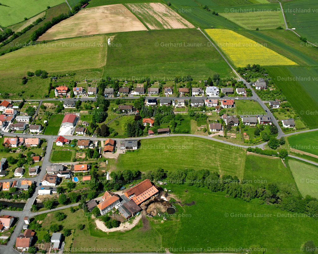 2615373 | STOCKHAUSEN 09.06.2006 Landwirtschaftliche Nutzflächen und Feldgrenzen  umsäumen das Siedlungsgebiet des Dorfes in Stockhausen im Bundesland Hessen, Deutschland // Agricultural land and field boundaries surround the settlement area of the village  in Stockhausen in the state Hesse, Germany Foto: Gerhard Launer