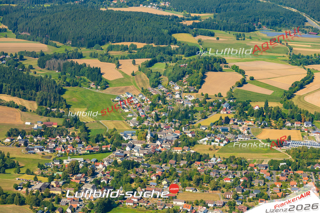 Luftaufnahme der Stadt Höchstädt im Fichtelgebirge - Die Luftaufnahme wurde 2025 vom UL-Flugzeug heraus erstellt ( keine Drohne ) - Hochauflösende Luftaufnahme - für professionelle Ausdrucke geeignet. Die Geschenkidee !Mit Lizenz und Bildrechte bestellbar